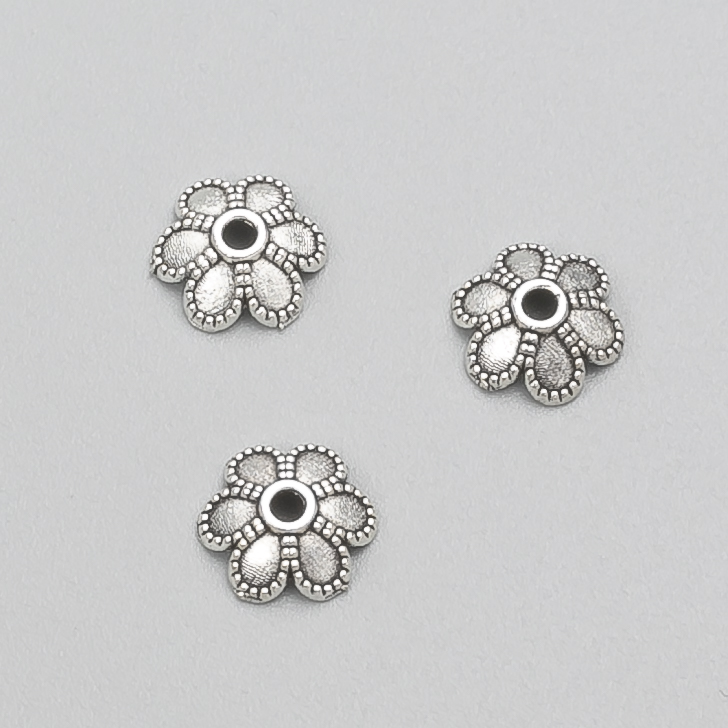 Koncovka kovová, barva kovu stříbrná, průměr 9×3 mm, balení: 20 g, cca 62 ks