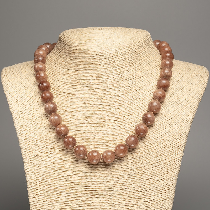 Náhrdelník z jaspisu, hladké kuličky, průměr 12 mm ±, délka 50 cm ±, z bílého nefritu (synteticky barvený)