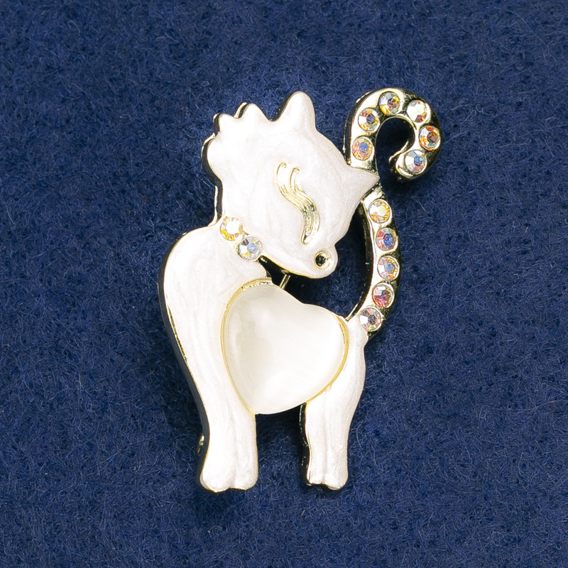 Brož Koťátko s bílou perleťí a štrasami s efektem chameleon, zlatý kov 47×28 mm