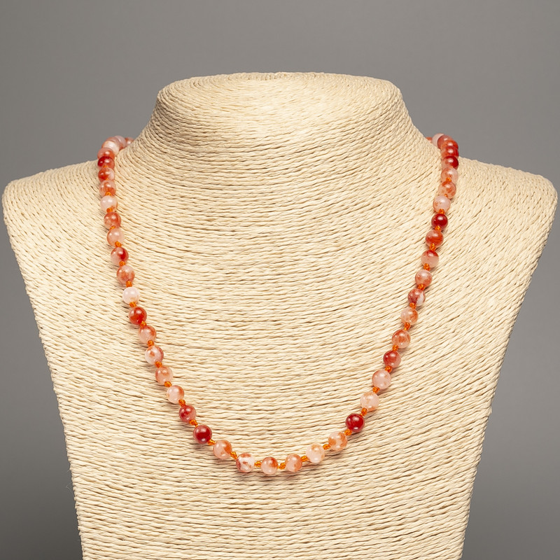 Náhrdelník 'Barvy léta' bílo-rudé hladké kuličky, průměr 6 mm, délka 50 cm, z bílého nefritu (synteticky barvený)