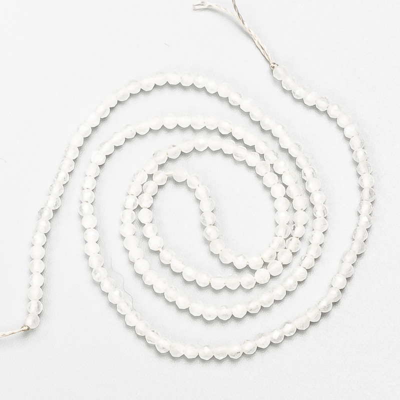 Drobné korálky ze syntetického spinelu – broušené kuličky, průměr 2 mm, na niti, délka 37 cm