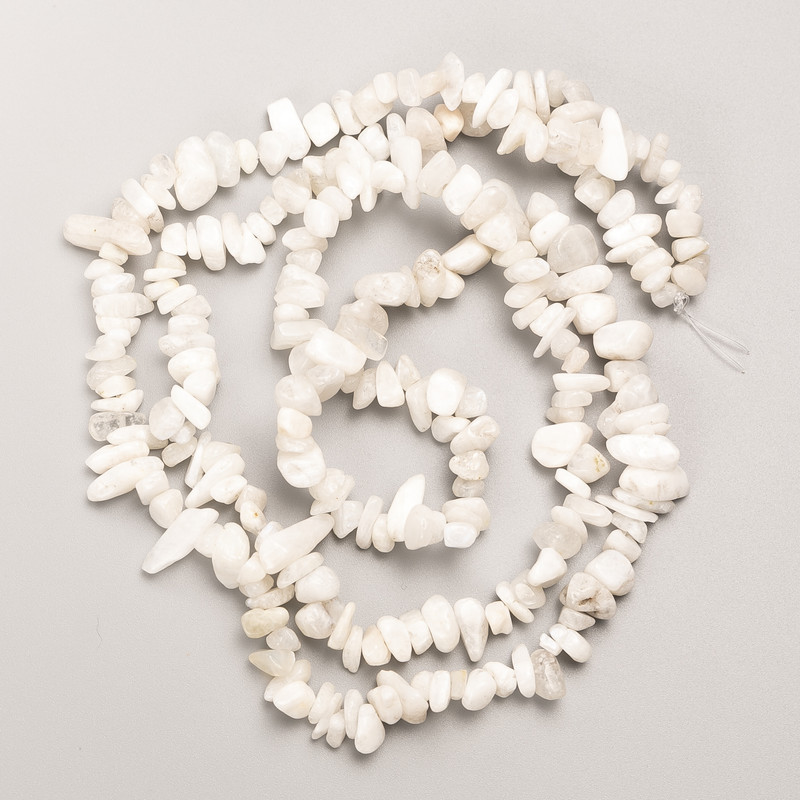Korálky adularitu, přírodní kámen, drobné fragmenty na vlascu, průměr 8×4 mm, délka 80 cm +