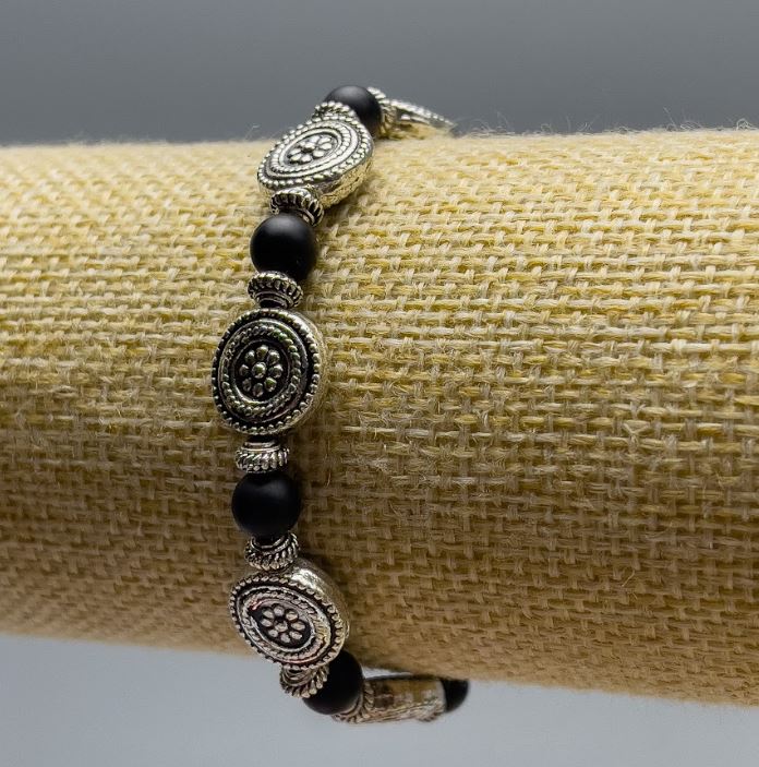 Náramek ze šungitu matného (kusový) — hladké kuličky, průměr 6 mm ±, délka 18 cm (na gumičce) se stříbrnými vložkami, průměr 11 × 4 mm