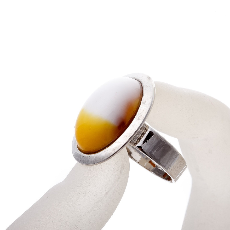 Aukční prsten z jantar (syntetický), s hladkým osazením, plochý, 'M', oválný kámen 2,2 × 1,7 cm, bez velikosti