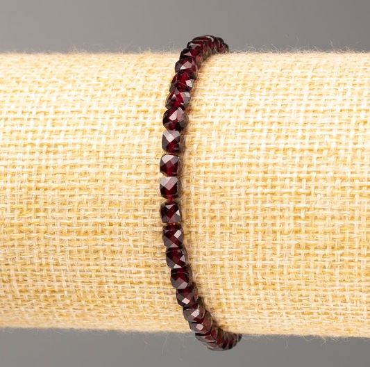 Náramek z granátu, přírodní kámen, broušené kostky, průměr 4 mm, délka 18 cm (na gumičce)