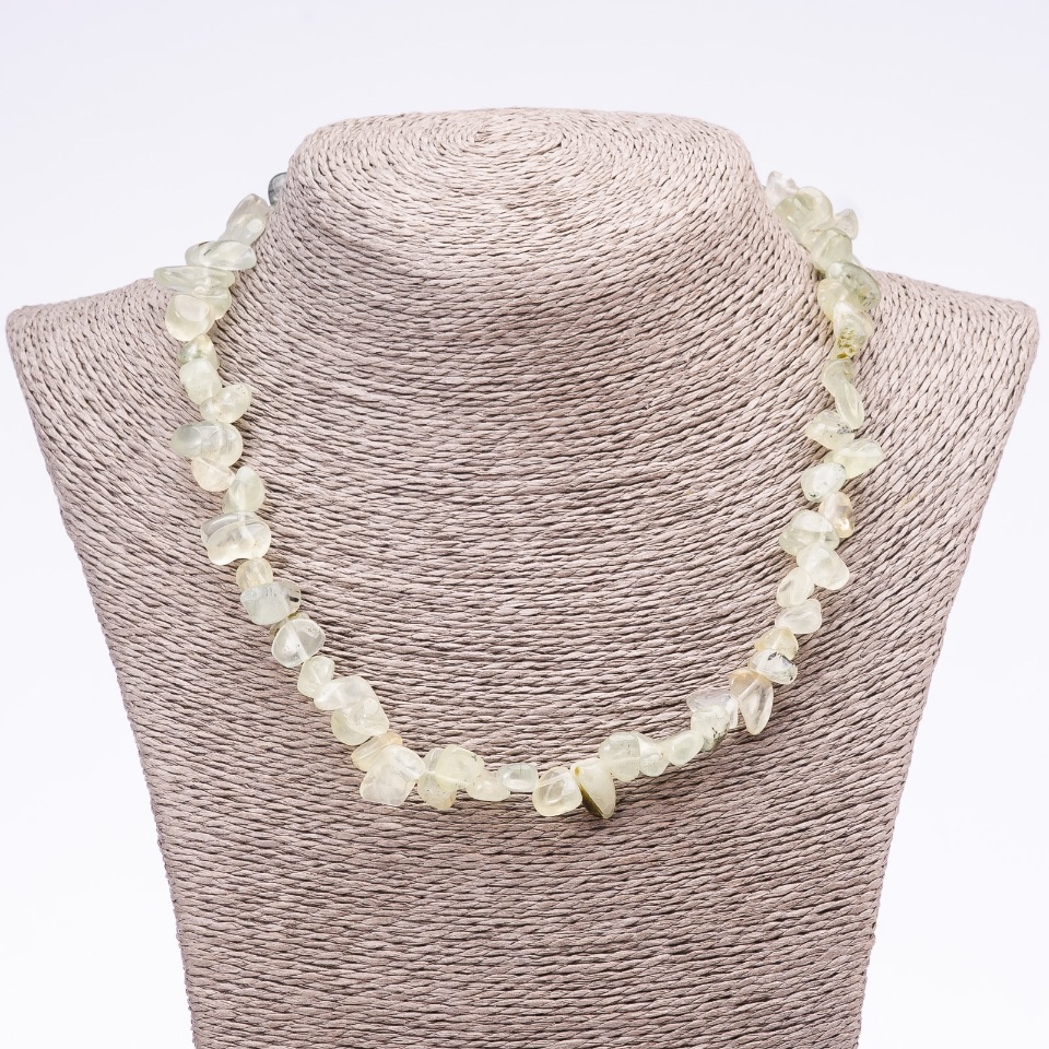 Náhrdelník z prehnitu facetovaný do tvaru motýla, průměr 6×12 mm (+/-), délka 45–52 cm