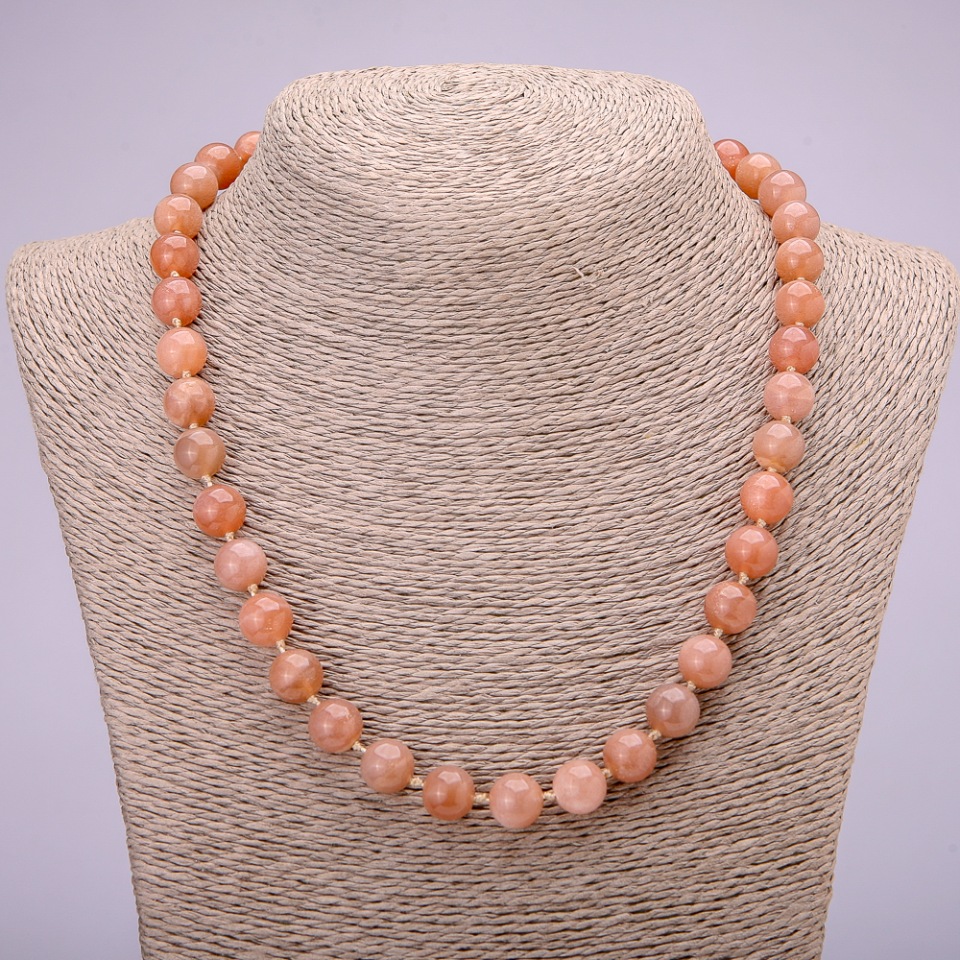 Náhrdelník z přírodního kamene selenitu, hladká kulička, průměr cca 10 mm, délka 48 cm