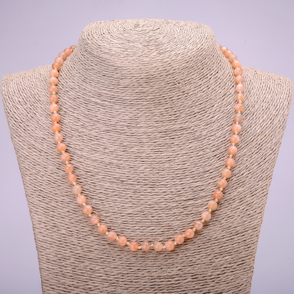 Náhrdelník z přírodního selenitu – hladké kuličky, průměr cca 6 mm, délka 48 cm