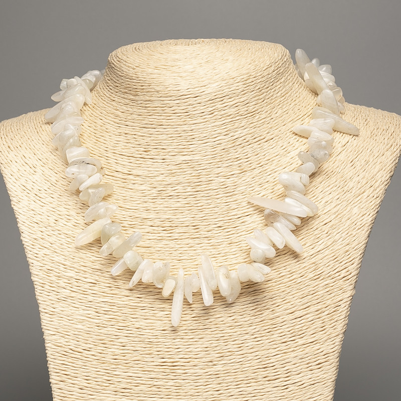 Náhrdelník z adularitu – drobné jehličky «jehlička», průměr 18×5 mm, délka 48 cm +