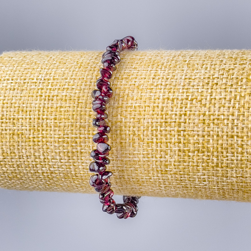 Náramek z granátu, drobná zrnka, průměr 6×2 mm (±), délka 18 cm (elastický)