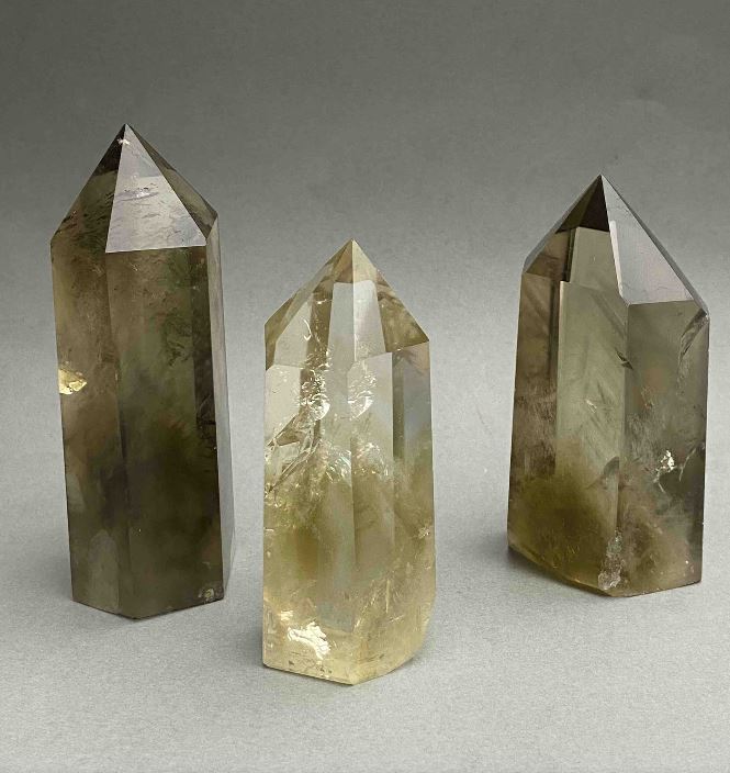 Suvenýr tužka z přírodního křemene, v různých velikostech (hmotnost od 130 g) (za 100 g)