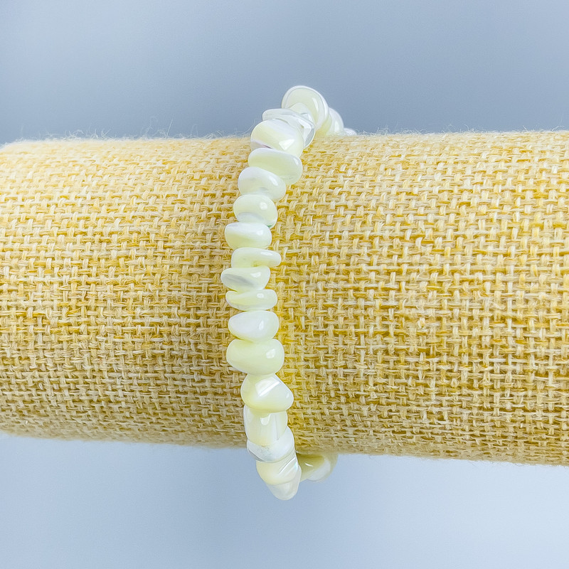 Náramek z bílé perleti, broušený, 18 cm