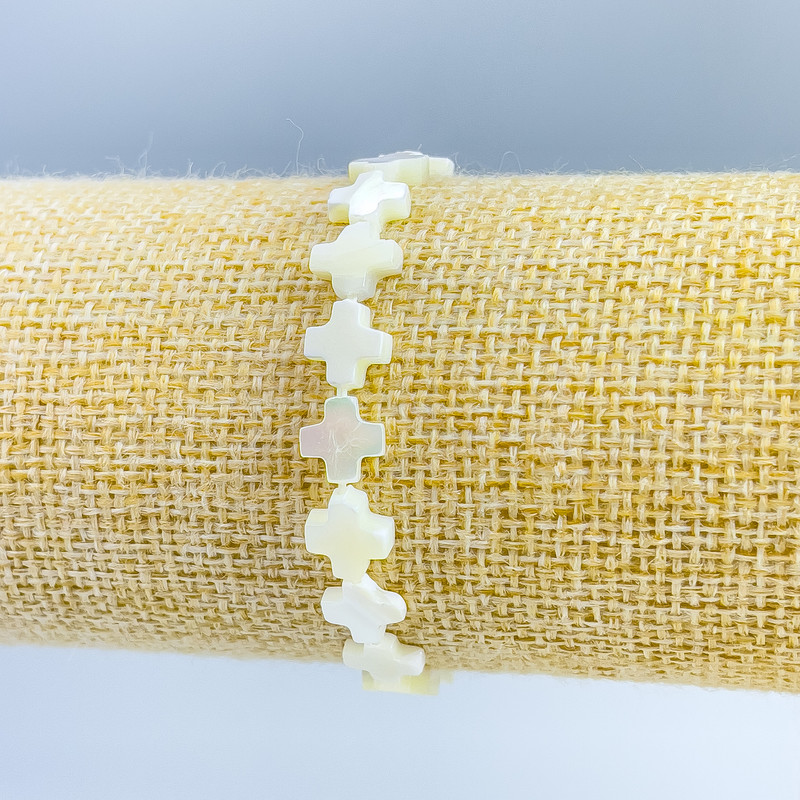 Náramek s perleťovými křížky, průměr 8×8×3 mm, délka 18 cm ( elastický )