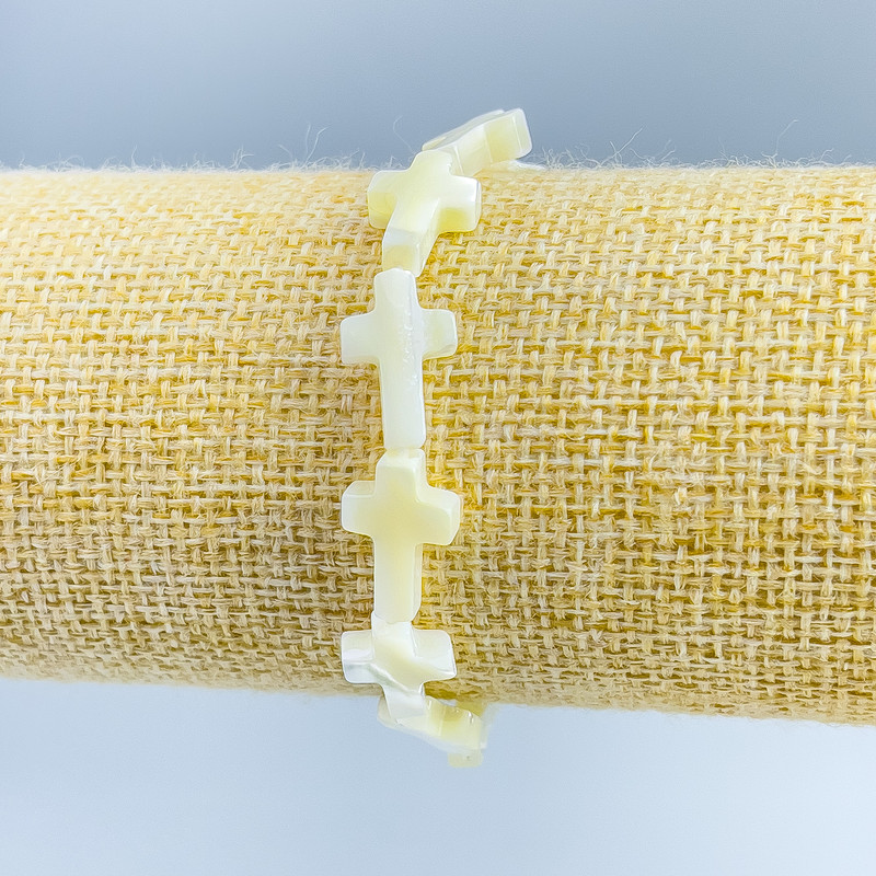 Náramek z perleti ve tvaru křížků, průměr 10×15×3, 5 mm ±, délka 18 cm (elastická guma)