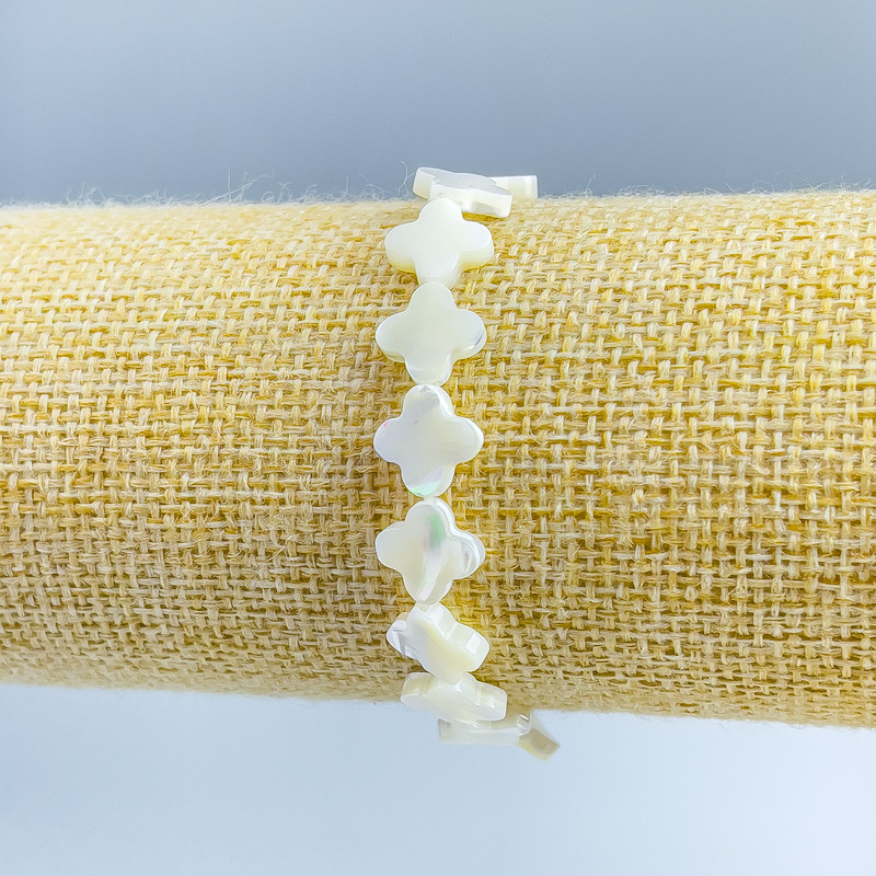 Náramek z perleti ve tvaru čtyřlístku, průměr 10×10×2, 5 mm ±, délka 18 cm (elastický)