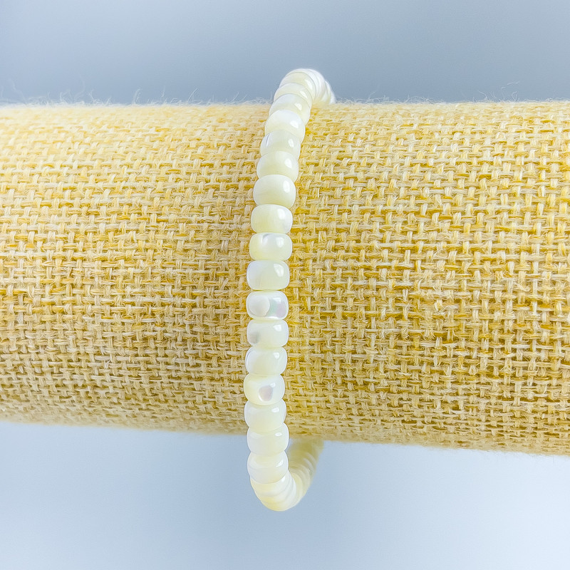 Náramek z perleti hladký rondel, průměr 6×4 mm, délka 18 cm (elastický)