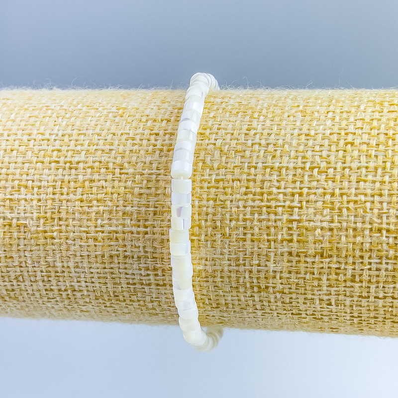 Náramek z tónované bílé perleti, diskové korálky, průměr 4×2 mm, délka 18 cm (elastický)