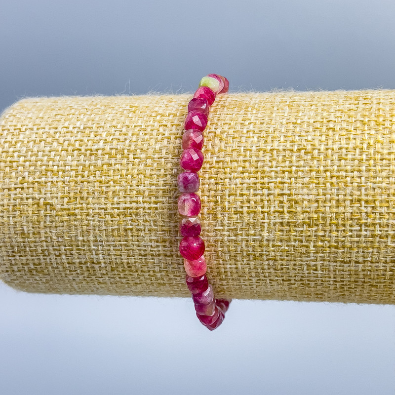 Náramek z vícebarevného turmalínu, přírodní kámen, brusované kostky 5×5 mm, délka 18 cm (gumičkový)