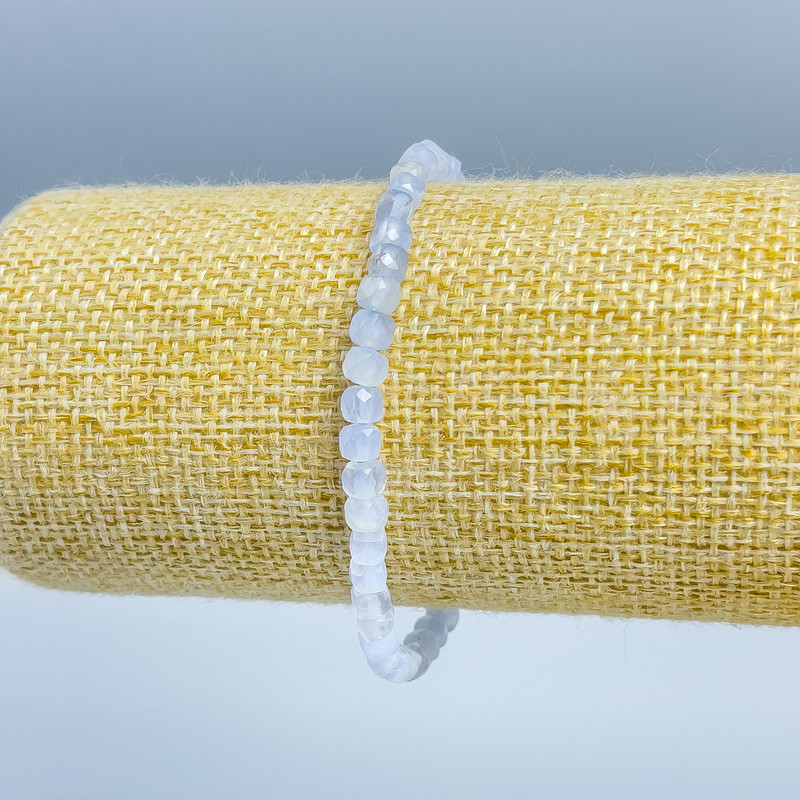 Náramek z achátu (modrý chalcedon) broušené kostky, průměr 4×4 mm, délka 18 cm (elastický)