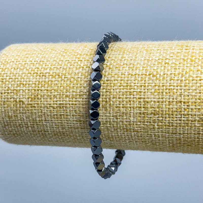 Náramek z hematitu v mnohoúhelníkovém tvaru, průměr 4×4 mm ±, délka 18 cm (elastický)