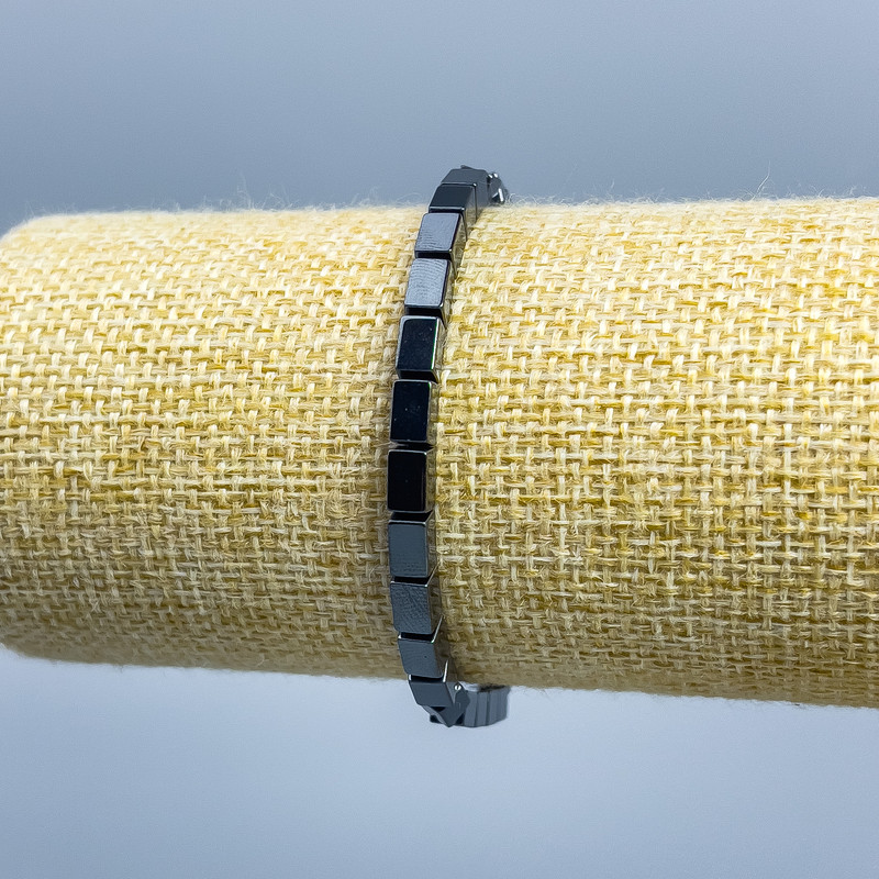 Náramek z hematitu s obdélníkovými tvary, rozměry 6×4 mm, délka 18 cm (elastický)