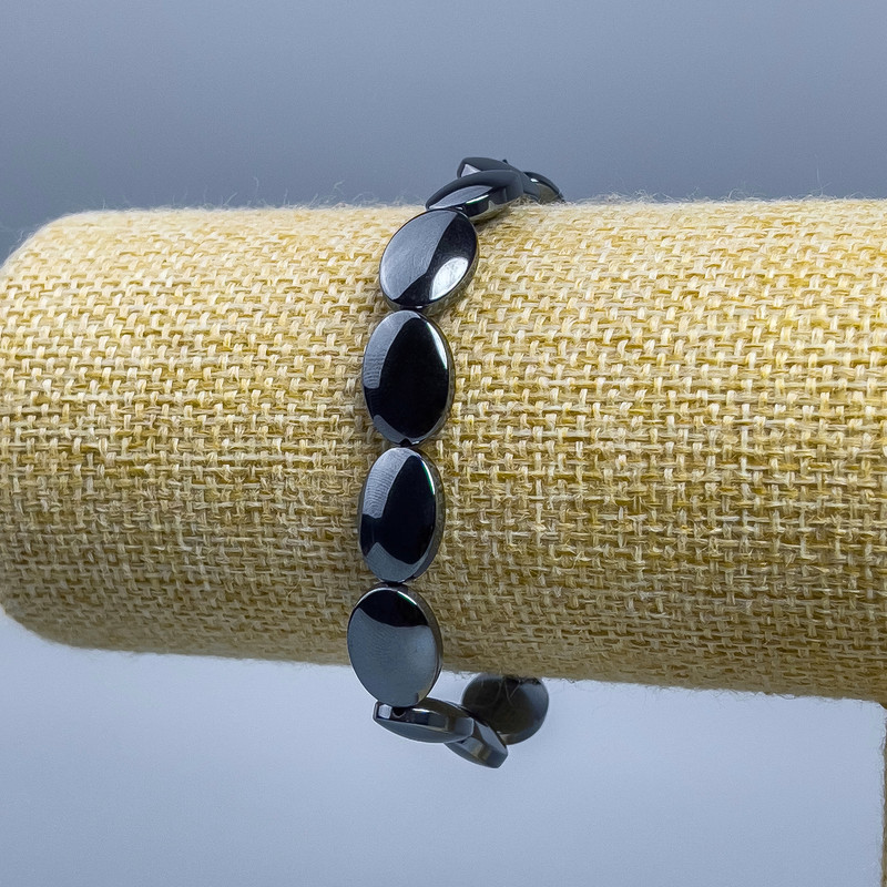 Náramek z hematitu – oválné korálky, rozměry 14×10×5 mm, délka 18 cm (elastický)