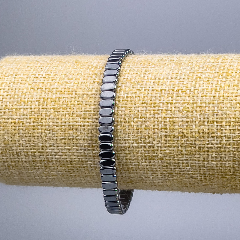 Náramek hematit obdélníkového tvaru, rozměry 3×6×2 mm, délka 18 cm (elastický)