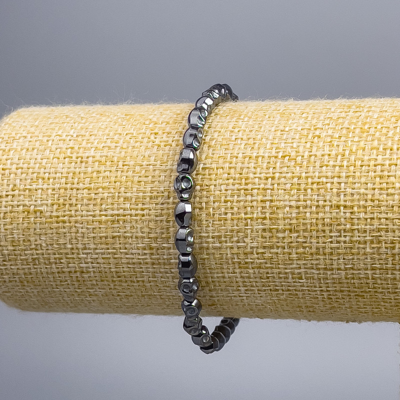 Náramek z hematitu 'Lebka', průměr 5×6×5 mm, délka 18 cm (elastický)