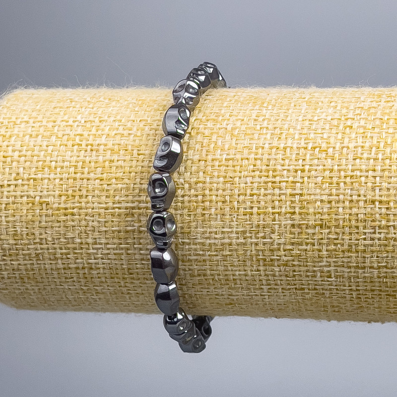 Náramek z hematitu ve tvaru lebek, průměr korálků 6×8×6 mm, délka 18 cm (elastický)