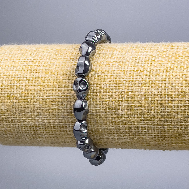 Náramek z hematitu s lebkou, průměr 8×10×7, 5 mm ±, délka 18 cm (elastický)