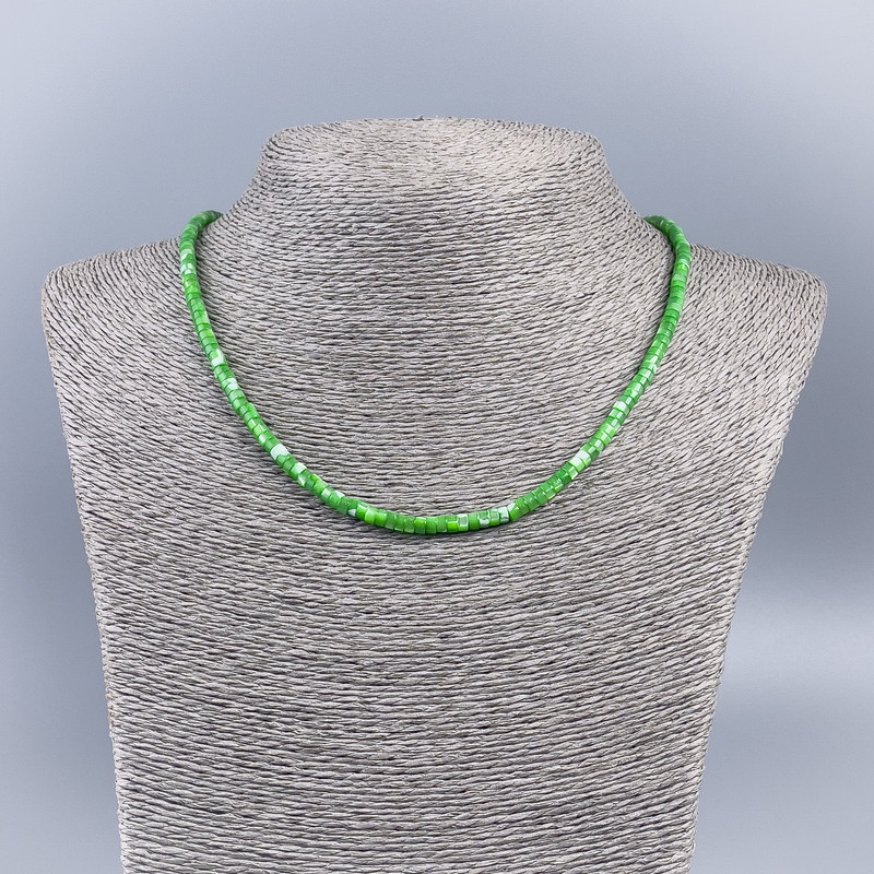 Choker z přírodní perleti (tonovaný) zelený hladký rondel, průměr 4×2 mm, délka 48 cm