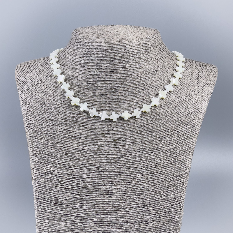 Náhrdelník z přírodní bílé perleti ve tvaru křížků, rozměr cca 8×8×3 mm, délka 50 cm