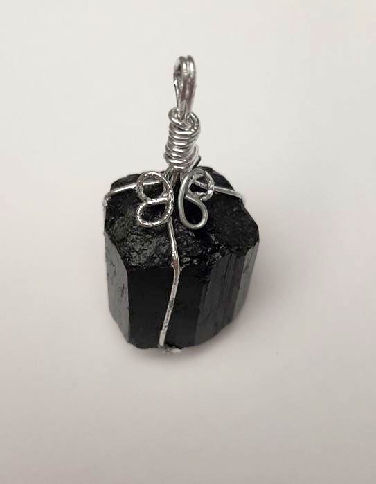 Přívěšek z turmalínu Sherl, 27×16 mm, se stříbrným rámem, tvar se může lišit