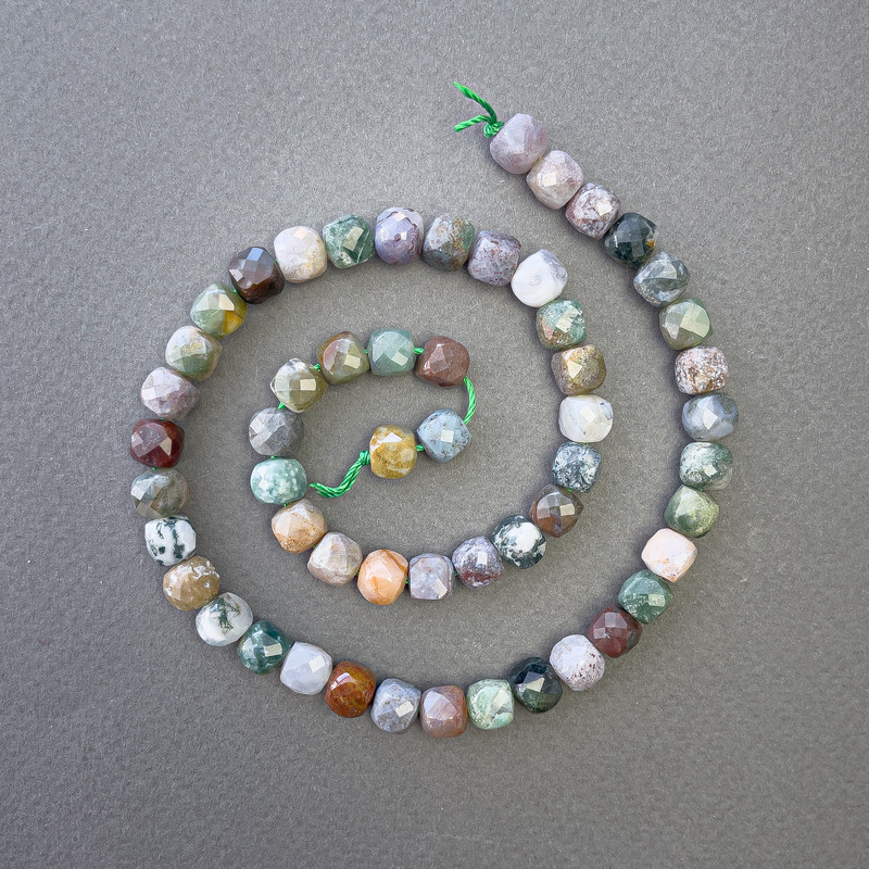 Намистини Зелена Яшма натуральний камінь гранований кубик, діаметр 7х7мм+-, довжина 39см+- на нитці