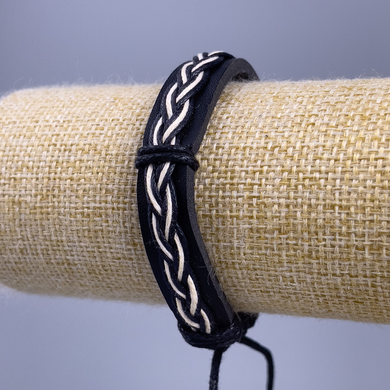 Náramek z ekokůže černé a bílé barvy, délka 18–25 cm, tloušťka 12 mm, na stažení