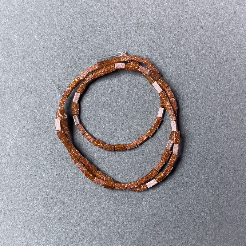 Korálky aventurín Zlatý písek obdélníkového tvaru, rozměry 2×4 mm, délka 38 cm ± na niti