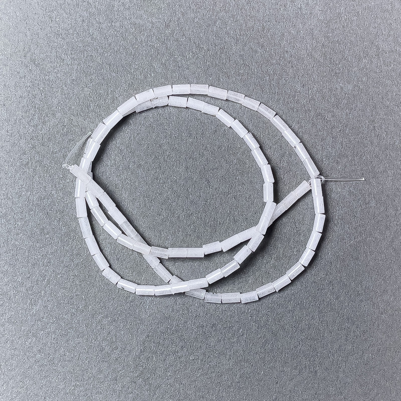 Korálky horského křišťálu, broušené, průměr 2×4 mm, délka cca 38 cm, na vlasové šňůrce