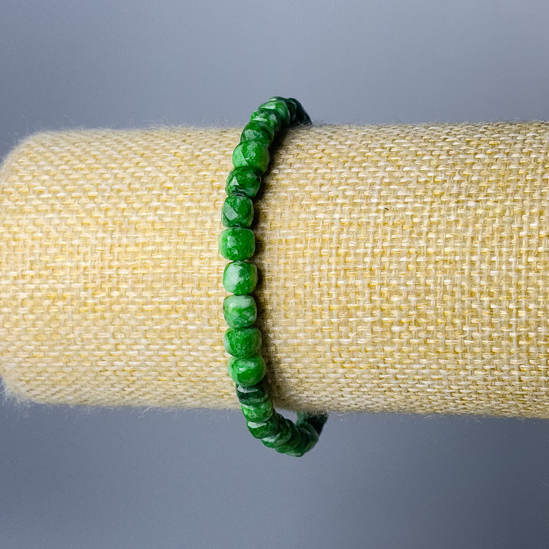 Náramek z chrysoprazu, přírodní kámen, facettované kubické korálky, průměr 5,5 mm, délka 18 cm (elastický)