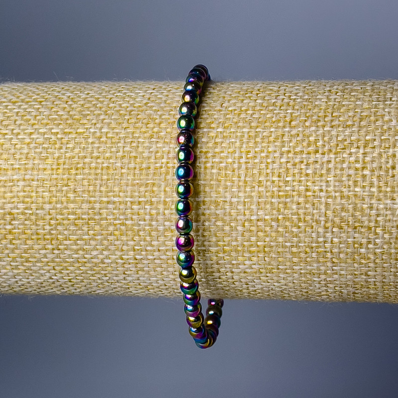 Náramek z hematitu, hladké kuličky o průměru 4 mm, délka 18 cm ( elastický ) s odstínem „benzín“