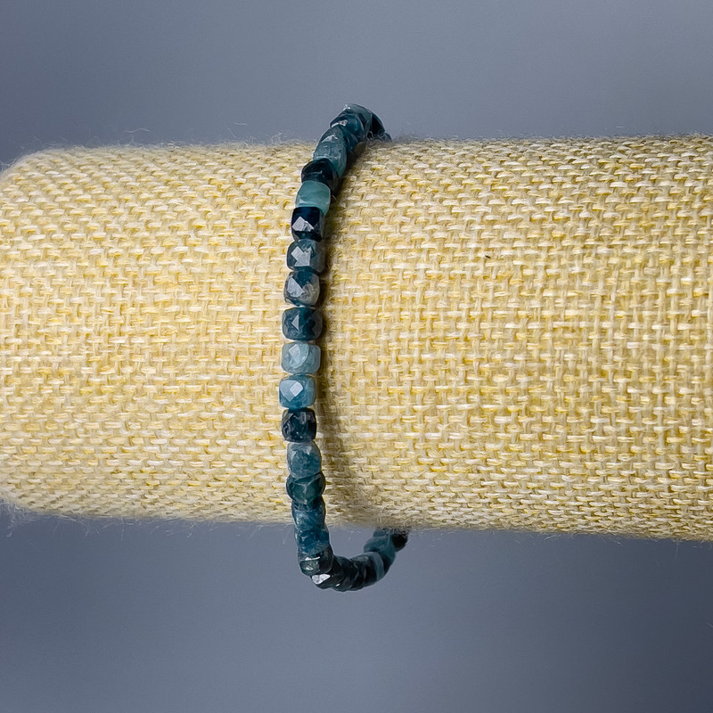 Náramek z indigolitu, facettované kubické korálky, průměr 4 mm, délka 18 cm (elastický)