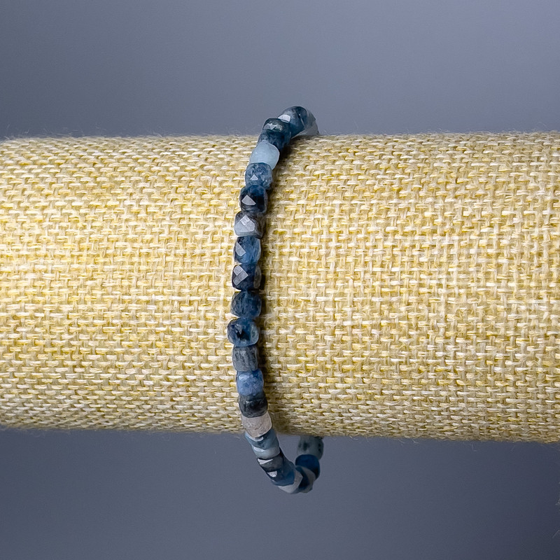 Náramek z kianitu, přírodní kámen, brusované kubíky, průměr 4–5 mm, délka 18 cm (elastický)