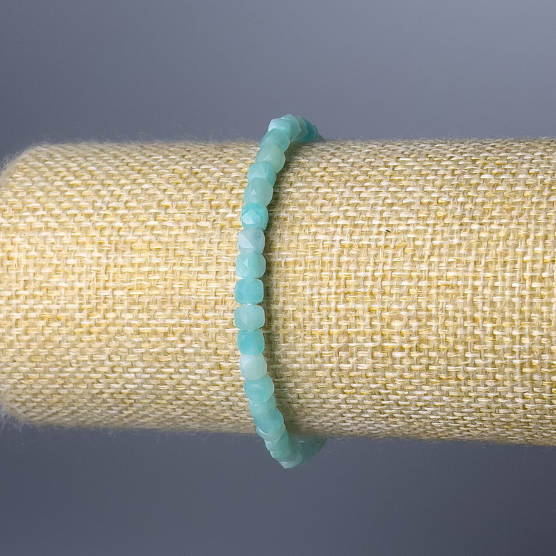 Náramek z amazonitu, přírodní kámen, broušený kubický korálek, průměr 4 mm, délka 18 cm (elastický)