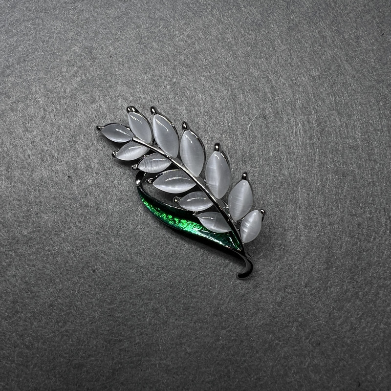 Brožka „Větvička“ s bílým kočičím okem, zelená smalt a zlatý kov 22×47 mm