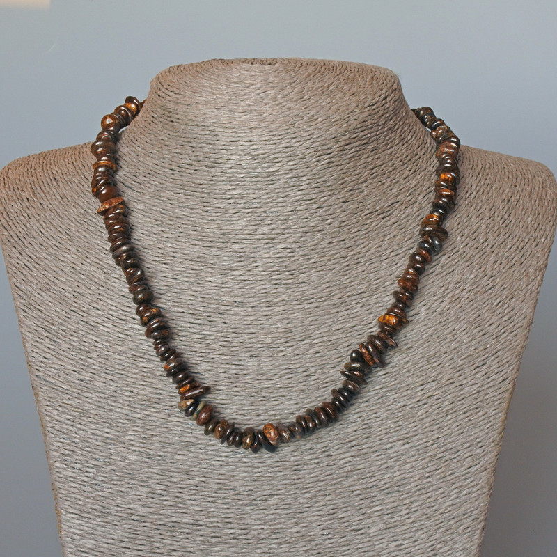 Náhrdelník z bronzitu, drobné kamínky, průměr 7×3 mm, délka 47 cm