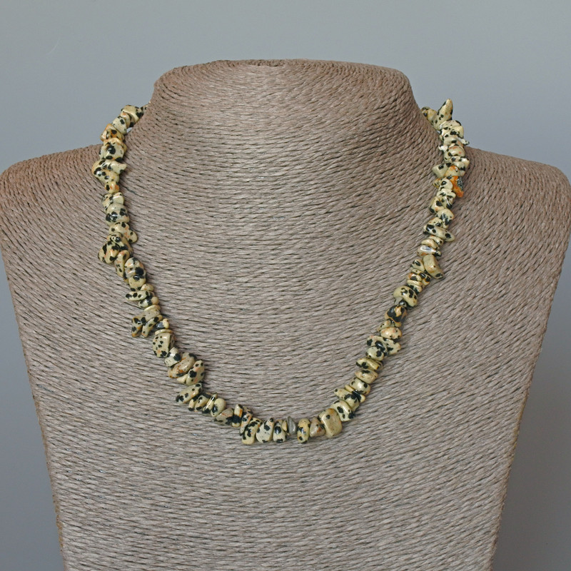 Náhrdelník z jaspisu dalmatinského, jemné kousky přírodního kamene, průměr 9×4 mm ±, délka 46 cm ±