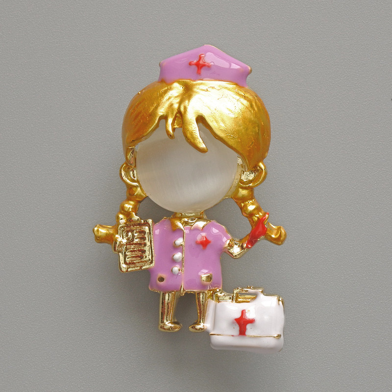 Brož a přívěšek 'Zdravotní sestra' s bílým kočičím okem, fialovým a bílým smaltem, zlatavým kovem 23×36 mm