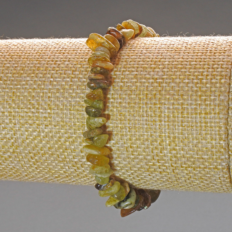 Náramek Grossular (zelený granát) z drťových kousků přírodních kamenů, průměr 7×3 mm, délka 18 cm (elastický)