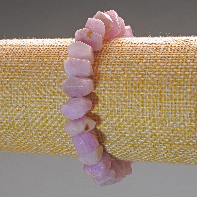 Náramek z kunzitu, přírodního kamene, brusované rondely, rozměry 10×7 mm, délka 18 cm (na elastické šňůrce)