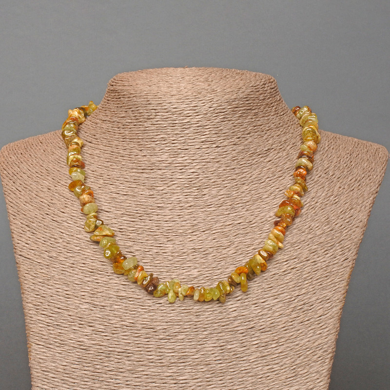 Náhrdelník grossulár (zelený granát) – přírodní kámen, drobky, délka 45 cm, průměr 7×3 mm