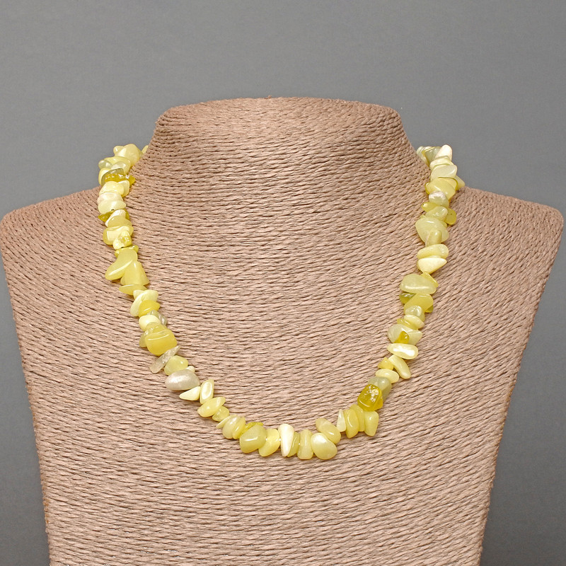 Náhrdelník z jadeitu, drobné kousky, velikost cca 8×3 mm, délka 47 cm